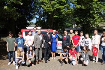 Gruppenfoto mit dem Botschafter vor dem PolenMobil